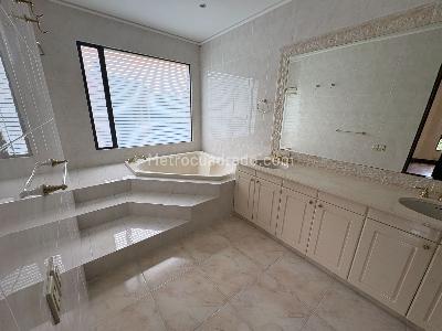 Apartamento de 3 alcobas en venta en Altos De Santa Barbara, Bogotá, 315 m² · foto 17 de 18