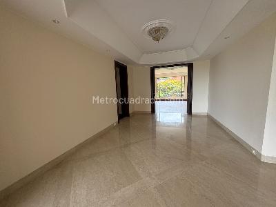 Apartamento de 3 alcobas en venta en Altos De Santa Barbara, Bogotá, 315 m² · foto 3 de 18