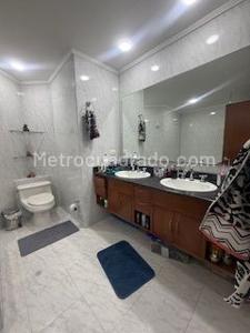 Apartamento de 3 alcobas en venta en Chico San Patricio, Bogotá, 235 m² · foto 16 de 17