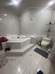 Apartamento de 3 alcobas en venta en Chico San Patricio, Bogotá, 235 m² · foto 17 de 17