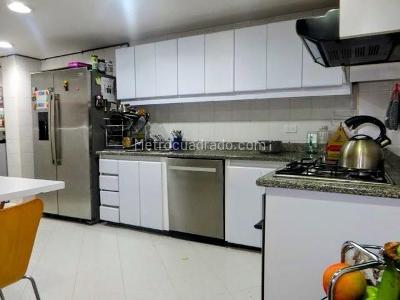 Apartamento de 3 alcobas en venta en Chico Autopista, Bogotá, 137 m² · foto 6 de 13