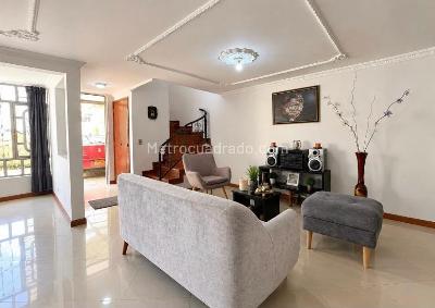 Casa de 5 alcobas en venta en Marsella, Bogotá, 215 m² · foto 2 de 7