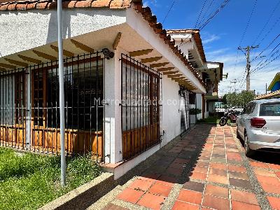 Casa de 5 alcobas en venta en Nueva Autopista Los Cedros, Bogotá, 395 m² · foto 3 de 16