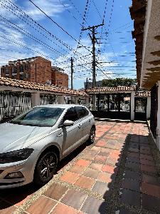 Casa de 5 alcobas en venta en Nueva Autopista Los Cedros, Bogotá, 395 m² · foto 4 de 16
