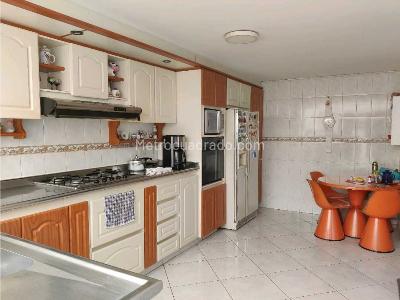 Casa de 4 alcobas en venta en El Batán, Bogotá, 220 m² · foto 10 de 20