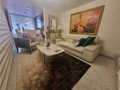 Casa de 5 alcobas en venta en La Esmeralda, Bogotá, 233 m² · foto 2 de 20