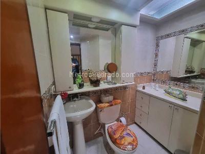 Casa de 5 alcobas en venta en La Esmeralda, Bogotá, 233 m² · foto 12 de 20