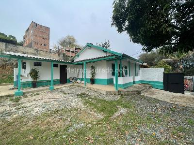 Casa de 3 alcobas en arriendo en Alto De Las Flores, Envigado, 680 m² · foto 2 de 20