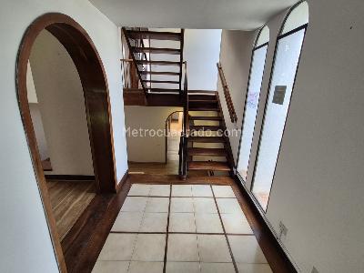 Casa de 4 alcobas en venta en Cerros De Niza, Bogotá, 220 m² · foto 2 de 20