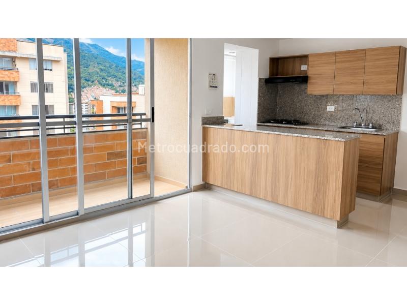 Spacious 3BR Apartment with 2 Balconies in Santa Ana - 2