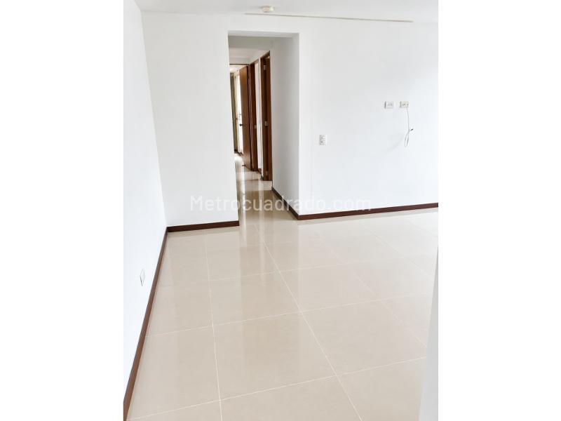 Spacious 3BR Apartment with 2 Balconies in Santa Ana - 3