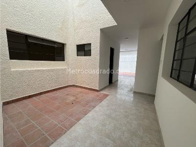 Casa de 5 alcobas en arriendo en La Magnolia, Envigado, 200 m² · foto 3 de 15