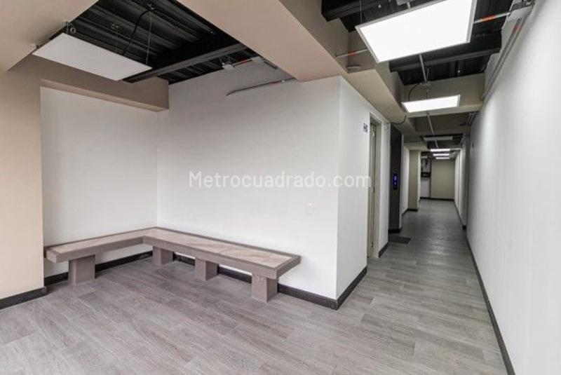 Edificio de Oficinas en Arriendo, LAGO GAITAN, Bogotá D.C. - Más