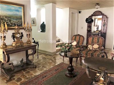 Casa de 4 alcobas en venta en Santa Barbara, Bogotá, 758 m² · foto 3 de 14