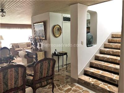 Casa de 4 alcobas en venta en Santa Barbara, Bogotá, 758 m² · foto 4 de 14