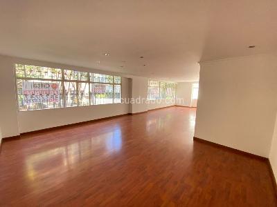 Apartamento de 3 alcobas en venta en Chico, Bogotá, 229 m² · foto 2 de 19