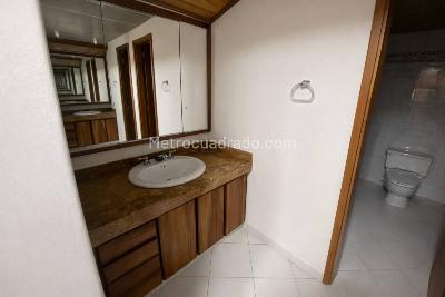 Apartamento de 3 alcobas en venta en Los Rosales, Bogotá, 287 m² · foto 15 de 15