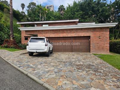Casa de 3 alcobas en venta en Altos Del Poblado, Medellín, 1332 m² · foto 2 de 20