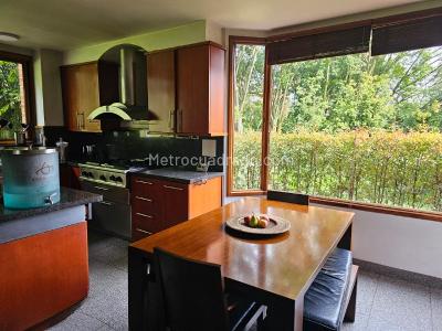 Casa de 3 alcobas en venta en Altos Del Poblado, Medellín, 1332 m² · foto 4 de 20