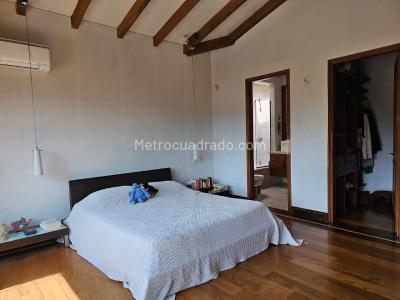 Casa de 3 alcobas en venta en Altos Del Poblado, Medellín, 1332 m² · foto 6 de 20