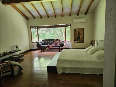 Casa de 3 alcobas en venta en Altos Del Poblado, Medellín, 1332 m² · foto 8 de 20