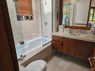 Casa de 3 alcobas en venta en Altos Del Poblado, Medellín, 1332 m² · foto 14 de 20