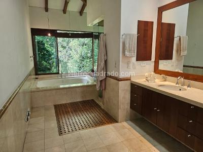 Casa de 3 alcobas en venta en Altos Del Poblado, Medellín, 1332 m² · foto 15 de 20