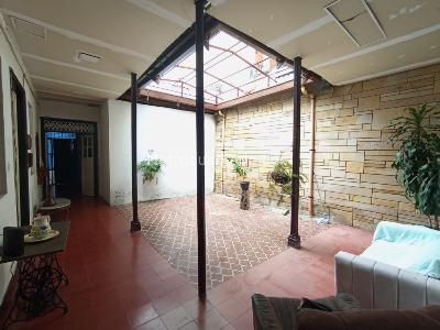 Casa de 5 alcobas en arriendo en Boston, Medellín, 520 m² · foto 2 de 12