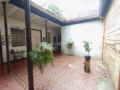 Casa de 5 alcobas en arriendo en Boston, Medellín, 520 m² · foto 3 de 12