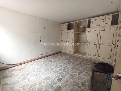 Casa de 5 alcobas en arriendo en Boston, Medellín, 520 m² · foto 5 de 12