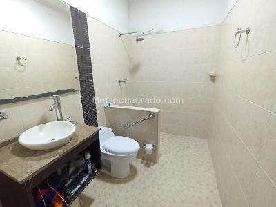 Casa de 5 alcobas en arriendo en Boston, Medellín, 520 m² · foto 9 de 12