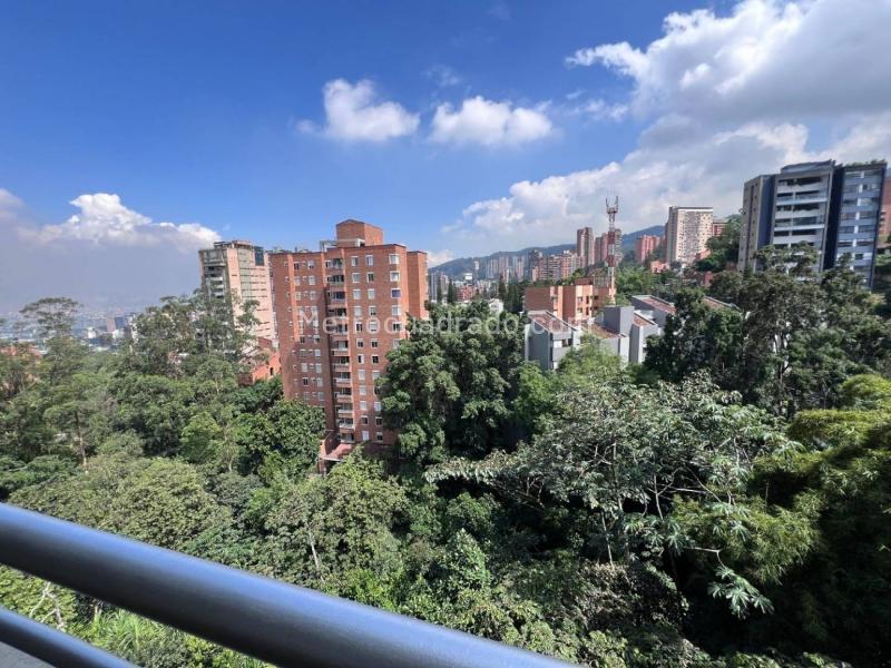 3BR Apartment with Balcony in La Inferior - 2