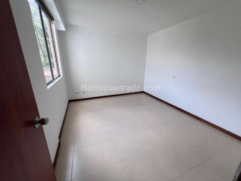 3BR Apartment with Balcony in La Inferior - 9