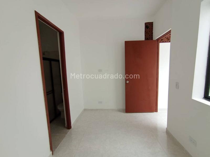 Apartamento amplio de 3 Alcobas cerca a Metro Hospital - 9