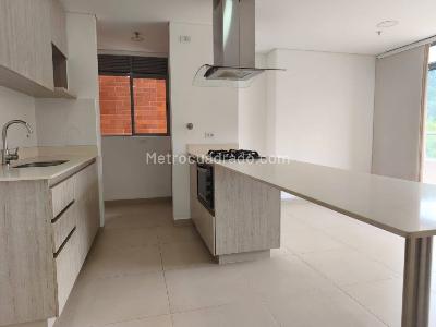 Apartamento de 2 alcobas en arriendo en Loma Del Escobero, Envigado, 73 m² · foto 2 de 16
