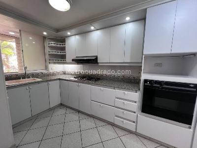 Apartamento de 3 alcobas en venta en Laureles, Medellín, 130 m² · foto 2 de 20