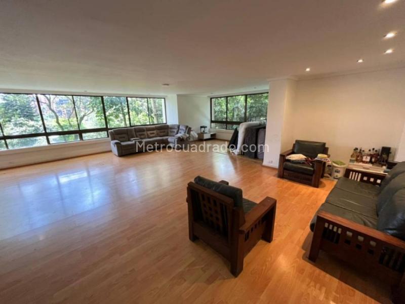 Apartamento Amplio de 4 Alcobas en Loma del Campestre