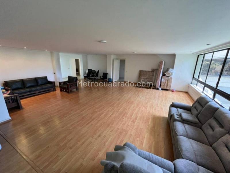 Spacious 4BR Apartment in Loma Del Campestre - 2