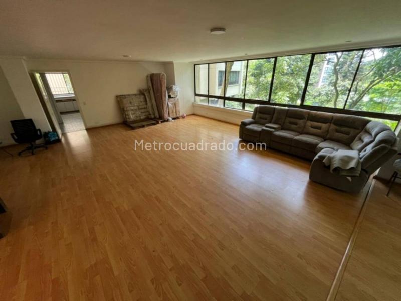 Spacious 4BR Apartment in Loma Del Campestre - 3