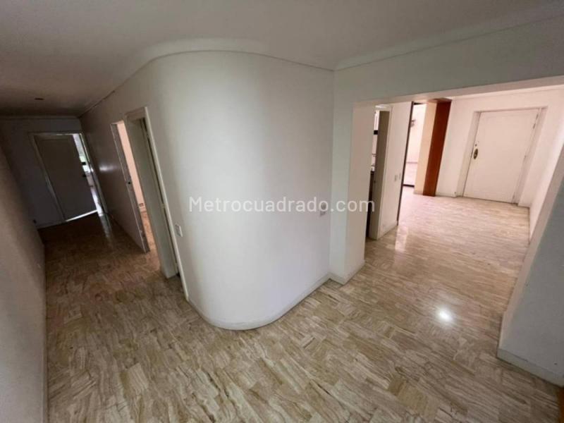 Spacious 4BR Apartment in Loma Del Campestre - 4