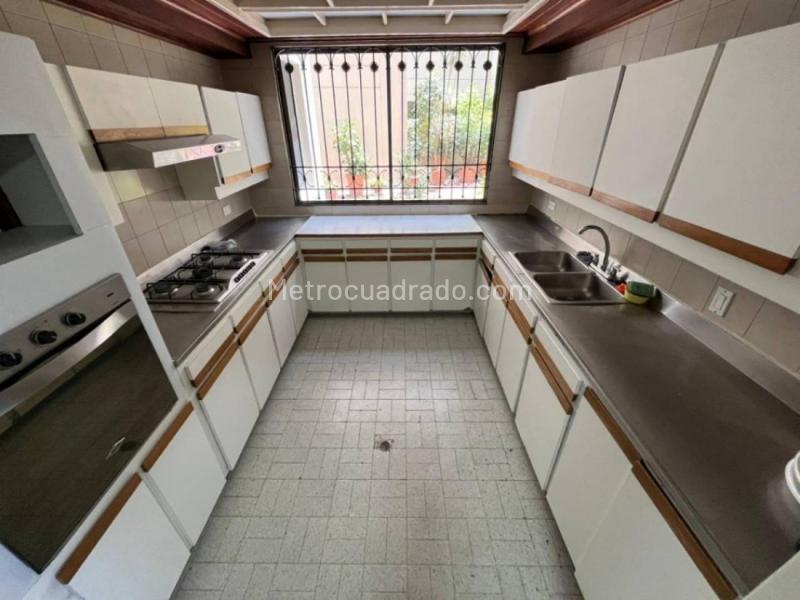 Spacious 4BR Apartment in Loma Del Campestre - 5