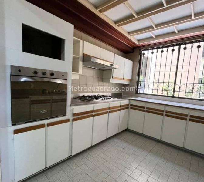 Spacious 4BR Apartment in Loma Del Campestre - 6