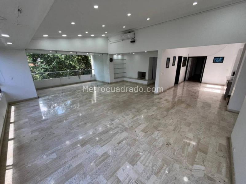 Apartamento Amplio de 4 Alcobas en Loma del Campestre