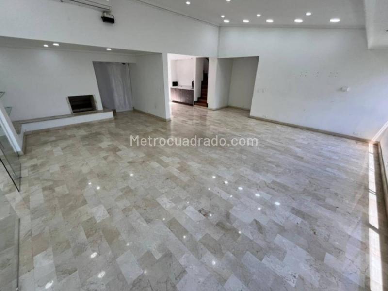 Apartamento Amplio de 4 Alcobas en Loma del Campestre - 4