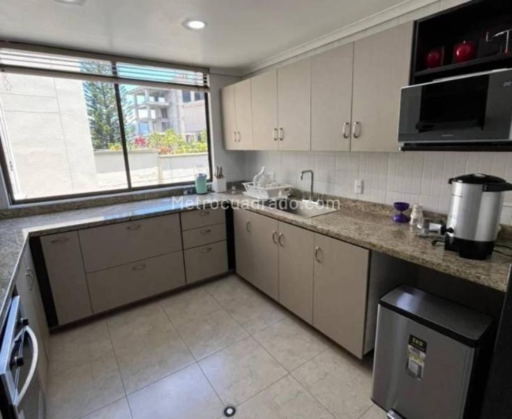 Apartamento Amplio de 4 Alcobas en Loma del Campestre - 6