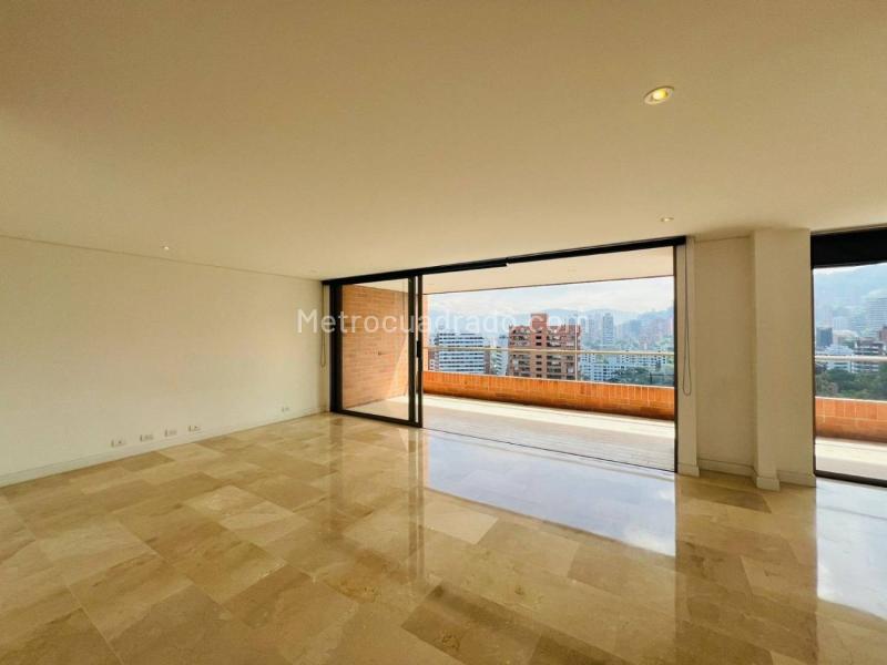 Apartamento Amplio de 2 Alcobas en Loma de Los Parra - 2