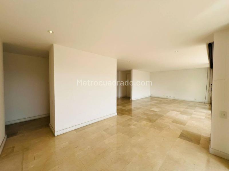 Apartamento Amplio de 2 Alcobas en Loma de Los Parra - 3