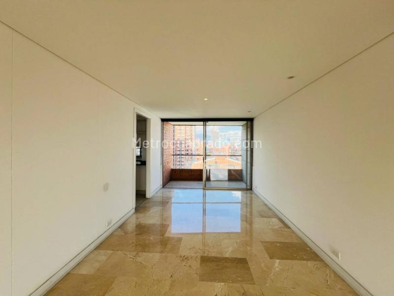 Apartamento Amplio de 2 Alcobas en Loma de Los Parra - 4