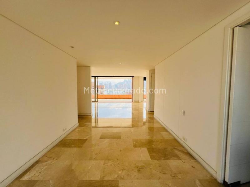 Apartamento Amplio de 2 Alcobas en Loma de Los Parra - 5