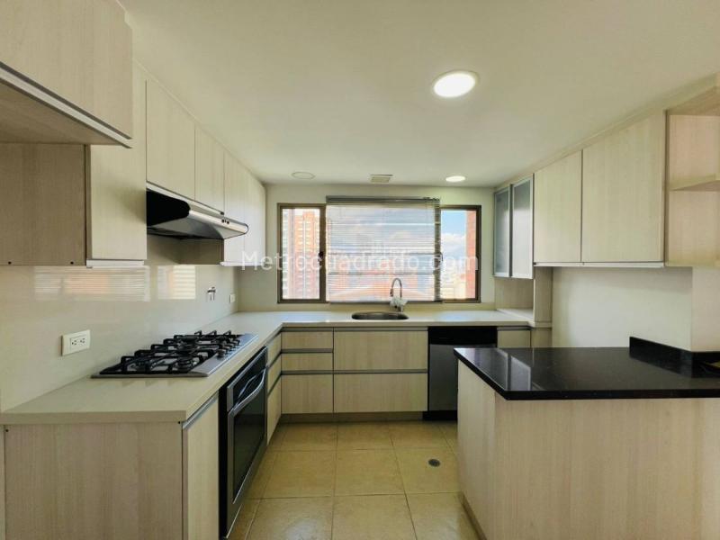 Apartamento Amplio de 2 Alcobas en Loma de Los Parra - 6